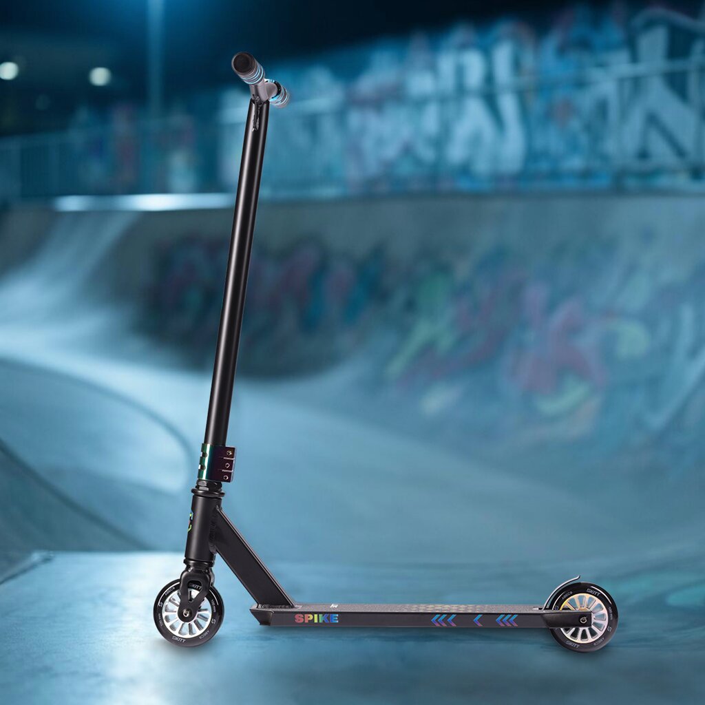 SKITT Freestyle koloběžka Spike Black Rainbow lifestyle koloběžka zboku